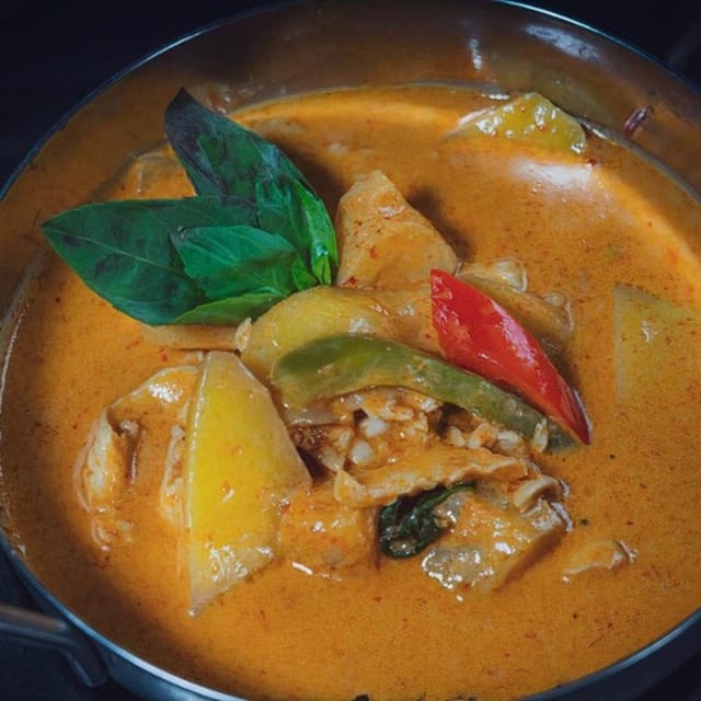 MANGO RED CURRY (RICE PLATE).